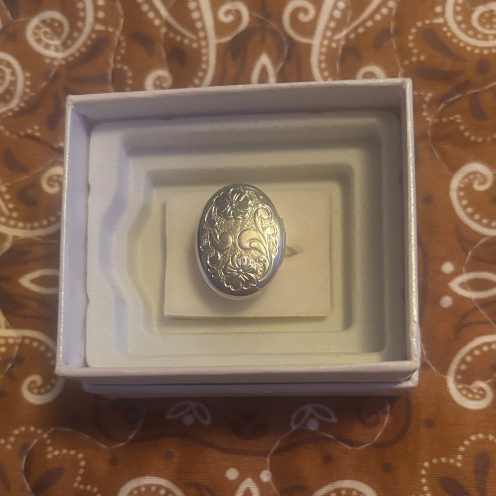 Elegant Silver Floral Ring